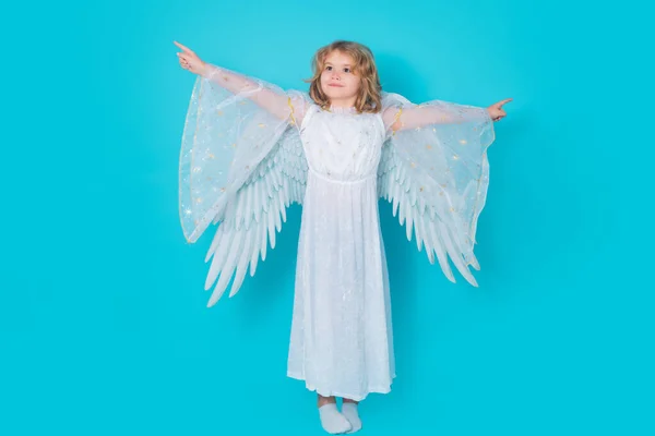 かわいい天使の子スタジオの肖像画 天使の羽を持つブロンドの巻き天使の子 隔離された背景 — ストック写真
