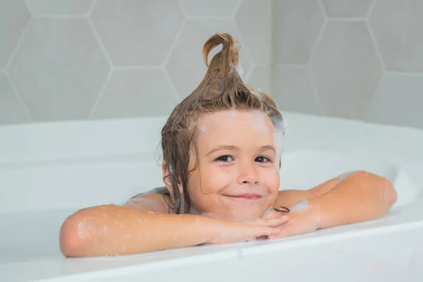 Çocuklar Banyo Yapıyor Komik Banyo Banyo Köpüğüyle Yıkanan Çocuk Tatlı — Stok fotoğraf