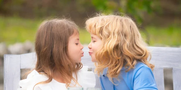小男孩和小女孩亲吻 快乐的孩子们喜欢在户外公园里玩耍 快乐可爱的孩子的夏季肖像 可爱的孩子 第一个孩子是爱你的 快乐的童年孩子们亲吻 情人节亲吻 — 图库照片