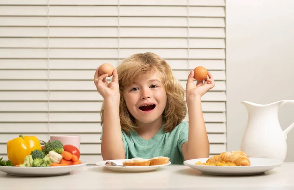 Grabben Äter Ägg Barn Köket Vid Bordet Äter Grönsaker Och — Stockfoto