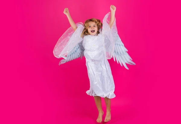 興奮した天使の子ジャンプ 子供ジャンプ 動きのフルボディ 天使の衣装を着た子供白いドレスと羽の翼 罪のない子供 — ストック写真
