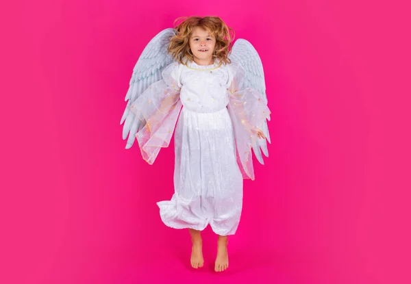 天使の子供ジャンプ 子供ジャンプ 移動中の完全な体 バレンタインデー 翼を持つ小さなキューピッド天使の子 天使の子供のスタジオポートレート — ストック写真