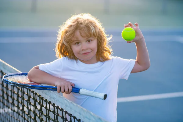Kind Spielt Tennis Auf Dem Außenplatz Kleiner Tennisspieler Auf Einem — Stockfoto