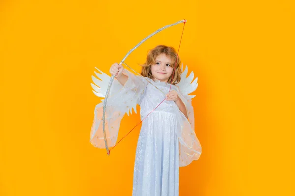 天使の子はバレンタインデーの弓から愛の矢を撃つ かわいい天使の子スタジオの肖像画 天使の翼を持つ天使の子供隔離された背景 — ストック写真