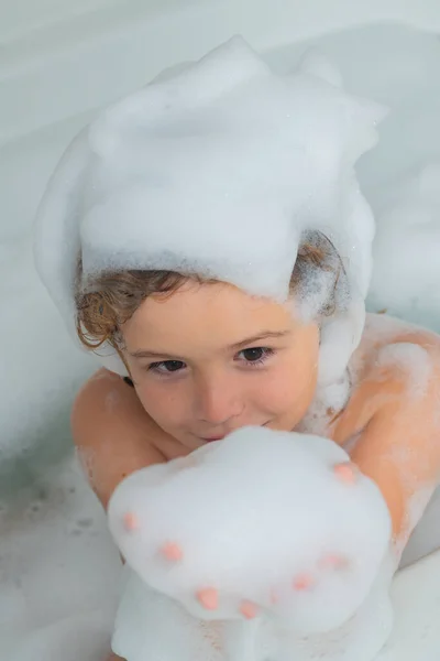Çocuklar Banyo Yapıyor Çocuk Köpüklü Küvette Mutlu Çocuk Banyonun Tadını — Stok fotoğraf