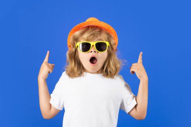 Komik yaz çocuğu. Stüdyodaki heyecanlı çocuk izole edilmiş. Şaşkın yüz, şaşkın çocuk duyguları.