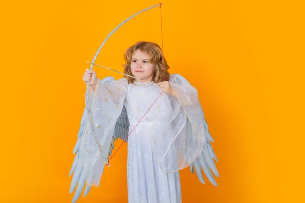 弓と矢で天使 天使だ スタジオの背景に隔離された天使の翼を持つかわいい子供の肖像画 小さな天使 バレンタインデー 天使のような子供たち — ストック写真
