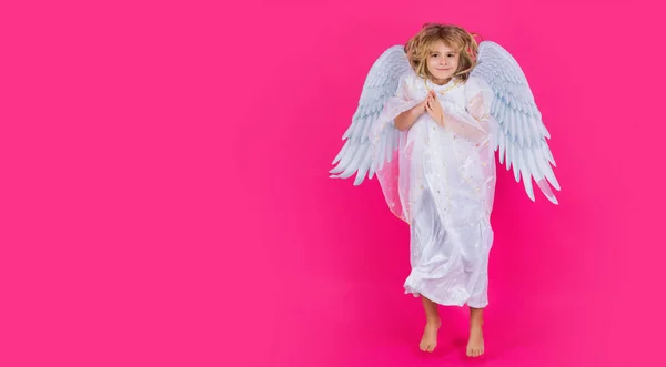 天使の子供ジャンプ 子供ジャンプ 移動中の完全な体 孤立した背景に天使の衣装で小さなかわいい子供 バナーデザイン ポスターテンプレート — ストック写真