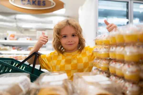 Kid Choosing Cakes Cupcake Muffin Shopping Supermarket Kids Buying Sweets — Fotografia de Stock