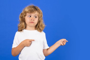 Komik çocuk mavi izole stüdyo geçmişine işaret ediyor.