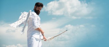 Sevgililer Günün kutlu olsun. Çılgın sakallı melek adam okla nişan alıyor. Komik mizah anlayışı