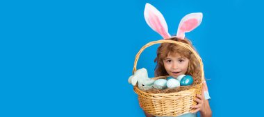 Paskalya afişi, fotokopi alanı, web sitesi şablonu için poster başlığı. Mavi arkaplanda paskalya sepeti olan çocuk