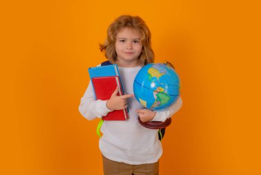 Okula dönelim. Kitabı ve küresi olan okul çocuğu. Zeki, zeki inek. Beyaz, sarışın, liseli bir öğrenci okula geri dönüyor. Eğitim ve bilgi