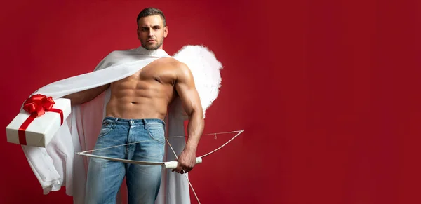 ハンサムな男の天使 バレンタインデー 天使の羽を持つセクシーなアスリートの男 キューピッド アムール 2月14日 愛の矢 赤に隔離された — ストック写真