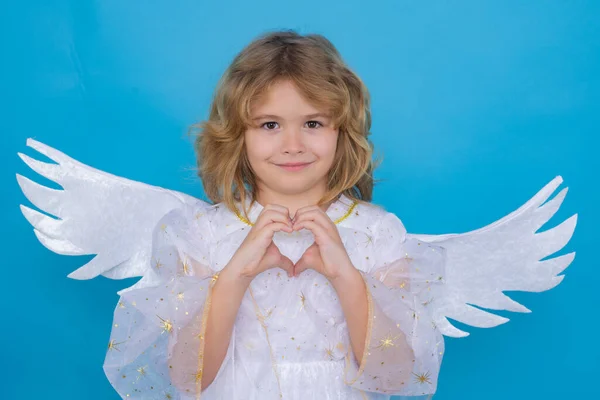 穿着天使服装的可爱的小女孩 背景偏僻 有天使翅膀的小孩孤立的工作室拍摄 有趣的天使 — 图库照片