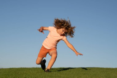 Çocuk yaz parkında yere düştü. Düşme anı geldi. Küçük çocuk tökezledi ve düştü. Çocuklar için düşüş riski. Dışarıdaki çocuklar. # Sonbahar anı #