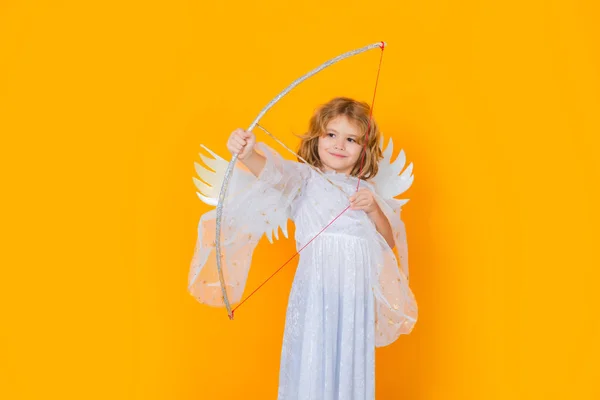 天使の子はバレンタインデーの弓から愛の矢を撃つ 翼を持つ小さなキューピッド天使の子 天使の子供のスタジオポートレート — ストック写真