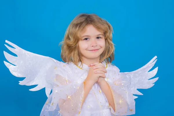 Dítě Andělském Kostýmu Bílé Šaty Péřová Křídla Modlitebníma Rukama Naděje — Stock fotografie