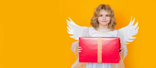 可爱的金发小天使带着礼物盒礼物 情人节的旗帜 可爱的孩子 长着天使般的翅膀 报头设计横幅 海报模板 — 图库照片