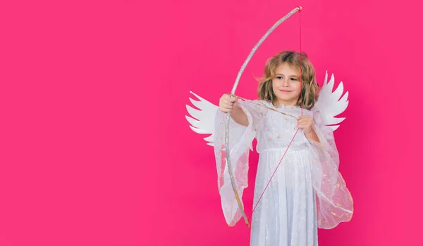 キューピッドの矢印を右の中心に 愛の矢印ヒット 天使の子供はバレンタインデーの弓から愛の矢を撃つ ヘッダーデザイン ポスターテンプレートのバナー — ストック写真