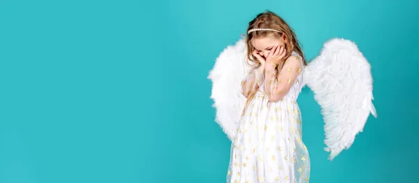 Engel Kind Banner Isolierter Studiohintergrund Gesicht Der Schönen Kleinen Engelmädchen — Stockfoto
