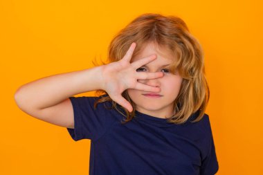 Çocuk, izole stüdyo geçmişinde dur hareketi yapıyor. Uyarı sembolü gösteren çocuk, hayır işareti. Çocuk koruma, zorbalık, istismar ve şiddet kavramı