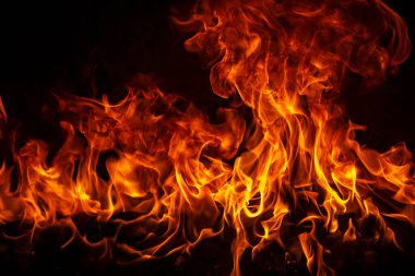 Siyah arka planda ateş dokusu. Soyut yangın arka planı, büyük yanan ateş