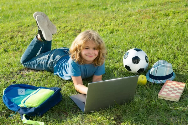 Yaz Tatili Ödevi Şirin Gülümseyen Çocuk Parktaki Yeşil Çimlerde Bilgisayar — Stok fotoğraf