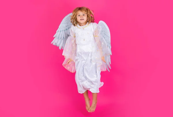 天使の子供ジャンプ 子供ジャンプ 移動中の完全な体 バレンタインデーのバナー 天使の翼を持つかわいい子供 スタジオカラーの天使の子のスタジオポートレートコピースペースと隔離された背景 — ストック写真