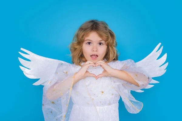 小天使形象可爱的孩子与天使翅膀隔离在蓝色工作室隔离背景 小天使 情人节 天使般的孩子 — 图库照片