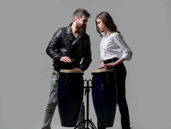 Couple Hitting Conga Drums Isolated Gray Background Man Woman Playing — Stock Photo, Image