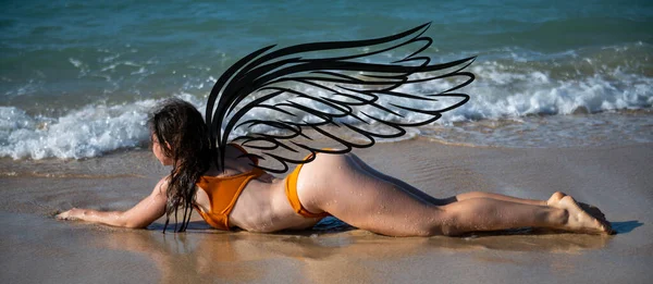 แบนเนอร นวาเลนไทน ของนางฟ าหญ งเซ สาวผอมสวยท ชายหาดเขตร ชายหาดและทะเลฤด — ภาพถ่ายสต็อก