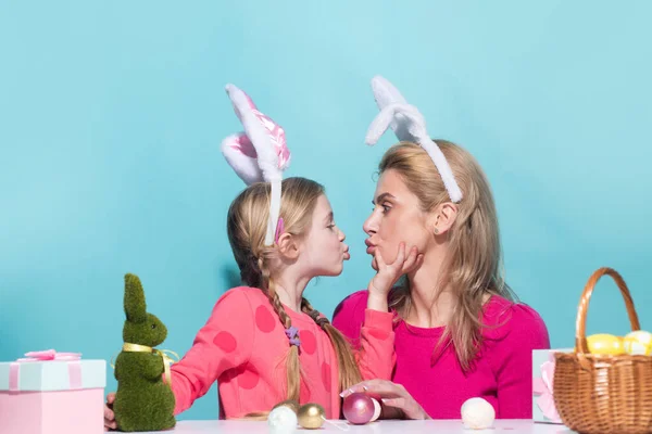 Family Easter Ester Mother Daughter Mom Daughter Kissing Mother Child — Stock Photo, Image
