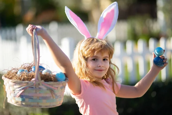 Podekscytowane Dziecko Koszykiem Wielkanocnym Zajączek Wielkanocny Chłopiec Uroczą Twarzą Dzieci — Zdjęcie stockowe