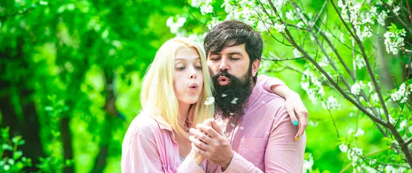 Couple Love Spring Banner Funny Spring Couple Blow Dandelion Funny — Stockfoto