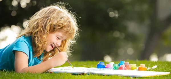 Portrait Smiling Happy Kid Enjoying Art Craft Drawing Backyard Spring — Stockfoto