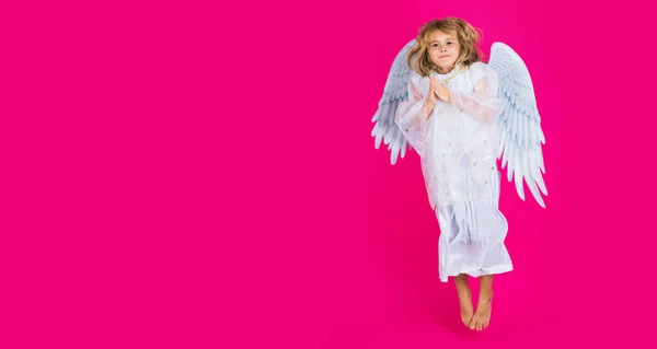 小さな天使のジャンプ 子供たちのジャンプ 天使が空を飛ぶ かわいい天使の子スタジオの肖像画 ブロンドは天使の羽を持つ小さな天使の子を巻き 孤立した背景 バナーヘッダー コピースペース — ストック写真