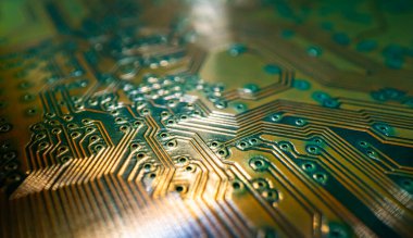 Devre kartı. Yolları ve diğer bileşenleri olan teknolojik elektronik plaka, seçici odaklanma. Teknoloji geçmişi, elektronik dokusu