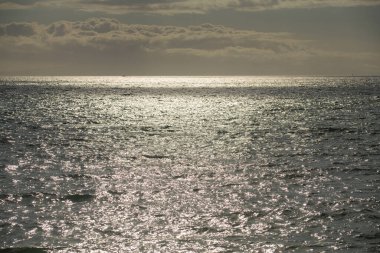 Sakin deniz suyu yüzey dokusu sıçrama ve dalgalarla. Soyut doğa geçmişi. Aqua okyanus su yüzeyinin arka planı