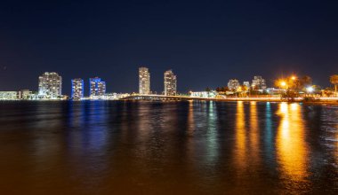 Miami manzarasının gece panoramik fotoğrafı. Bayside Pazarı Miami Şehir Merkezi Venedik Geçidi 'nden MacArthur Geçidi' nin arkasında