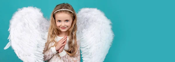 エンジェルキッズバナー隔離されたスタジオの背景 バレンタインデー お前の拳で立っている謎の天使の少女 祈りのように胸の近くに腕を組んで立つ天使の少女 — ストック写真