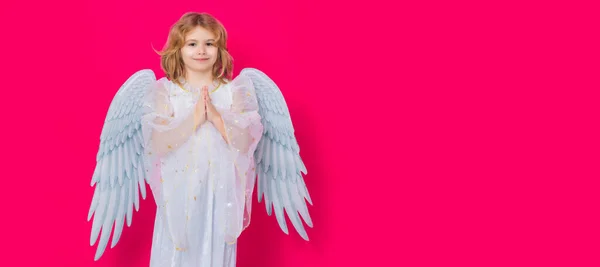 天使の祈りの子供たち バレンタインデー 黄色のスタジオの背景に天使の翼を持つブロンドのかわいい子供 ウェブサイトヘッダーデザインのバナー — ストック写真