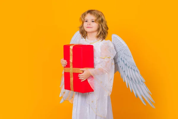 プレゼント箱の天使の子供がいる 天使の衣装を着た子供白いドレスと羽の翼 罪のない子供 — ストック写真