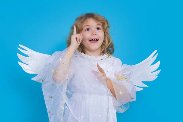 子供の天使を指して ポイントジェスチャー バレンタインデー 翼を持つ小さなキューピッド天使の子 天使の子供のスタジオポートレート — ストック写真