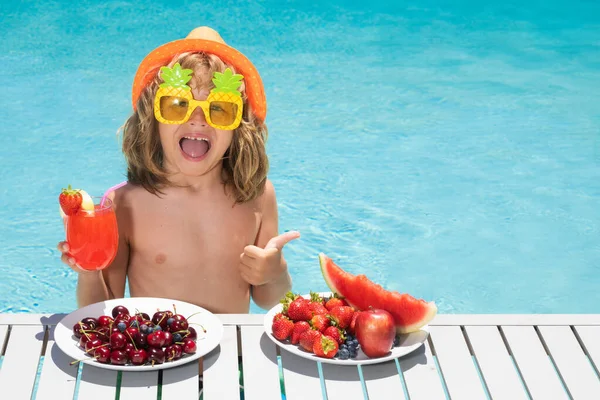 Excited Kid Thumbs Summer Vacation Kid Fruits Juice Smoothie Cocktail — Foto Stock