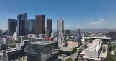 Los Angeles şehir merkezi silueti, İHA 'yla Los Angeles uçuşu, en iyi hava manzarası. Los Angeles şehir merkezi. Los Angeles, CA, ABD, 10 Mayıs 2022