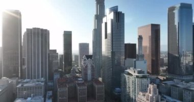 Los Angeles şehir merkezindeki hava manzarası. Amerika 'da şehir, Amerika' da seyahat. 4k İHA