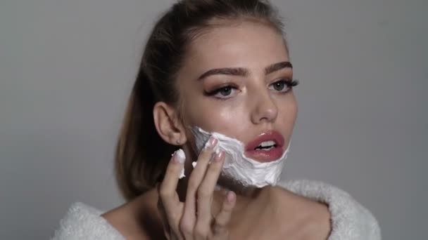 Woman Shaving Face Closeup Portrait Sexy Girl Shaving Her Face — Stock videók
