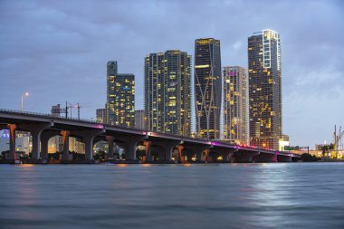 Miami mi? Bayside Miami şehir merkezinde MacArthur Causeway 'in arkasında Venedik Geçidi' nden çekilen gece