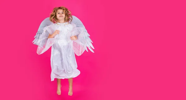 小さな天使のジャンプ 子供たちのジャンプ 天使が空を飛ぶ 天使の衣装の子供 天使の翼を持つ子供 孤立したスタジオショット 水平方向のヘッダー バナー — ストック写真